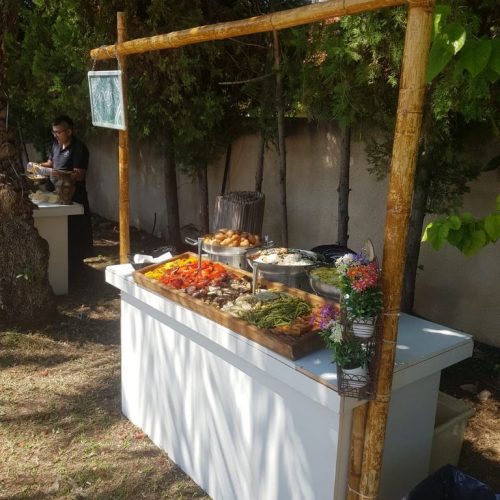דוכני מזון על ספת בריכה מתוך אירוע יום הולדת בוילה